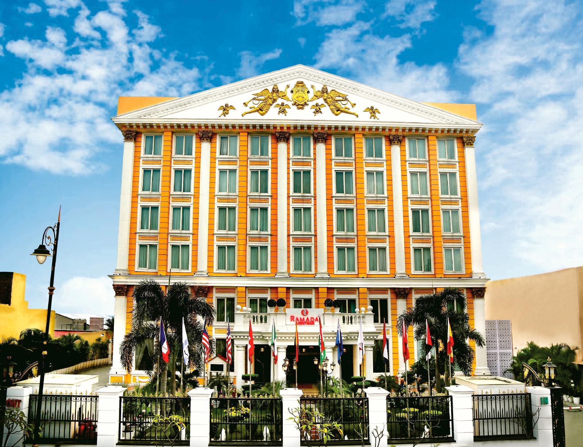 Hotel Ramada By Wyndham Amritsar Extérieur photo