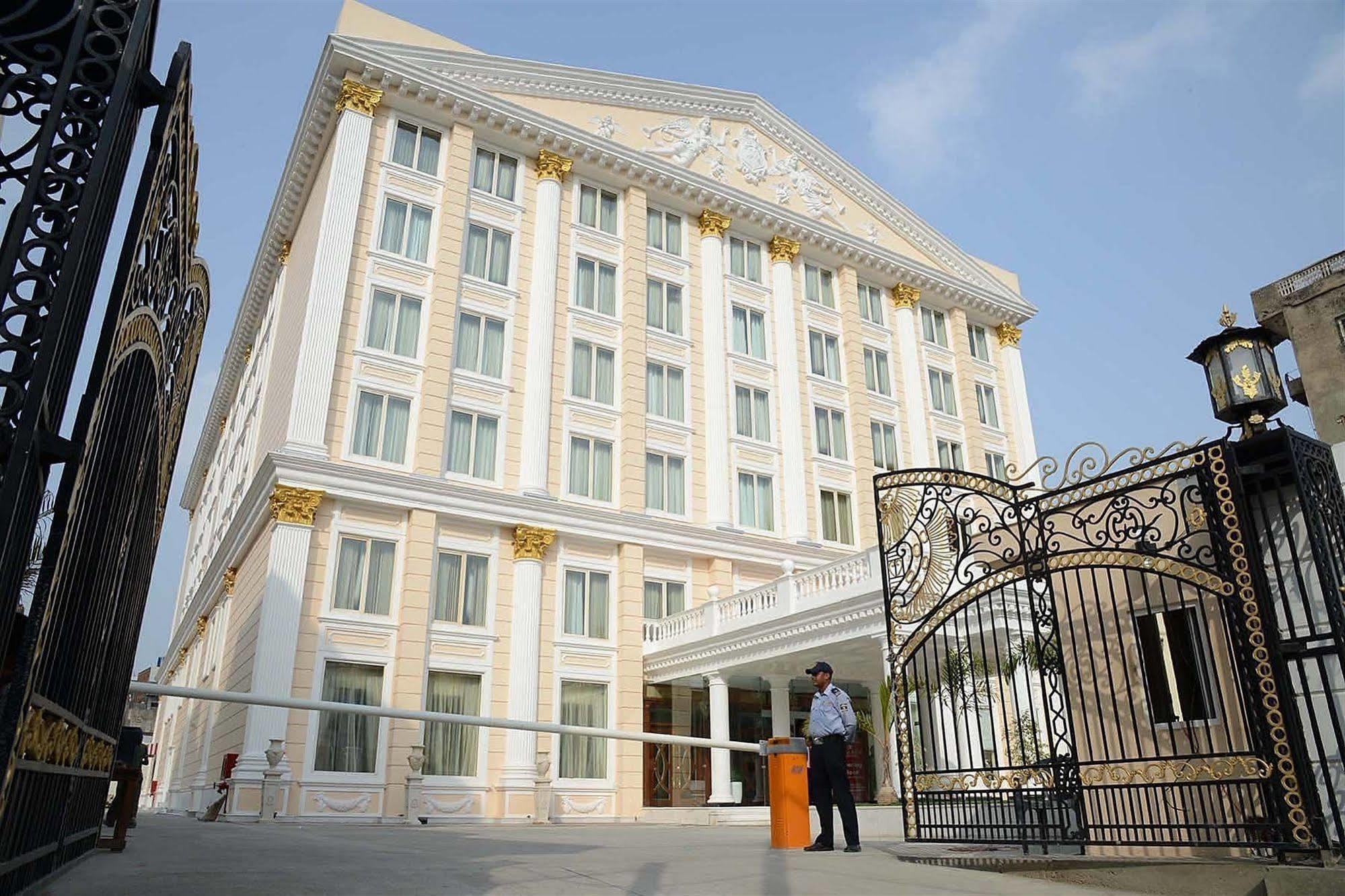 Hotel Ramada By Wyndham Amritsar Extérieur photo